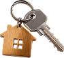 Металлический ключ на брелоке с деревянной ключницей в форме домика с четырьмя вырезами для окон — идеальный вариант для владельцев каркасных домов в Дмитрове или тех, кто любит дома из бруса.